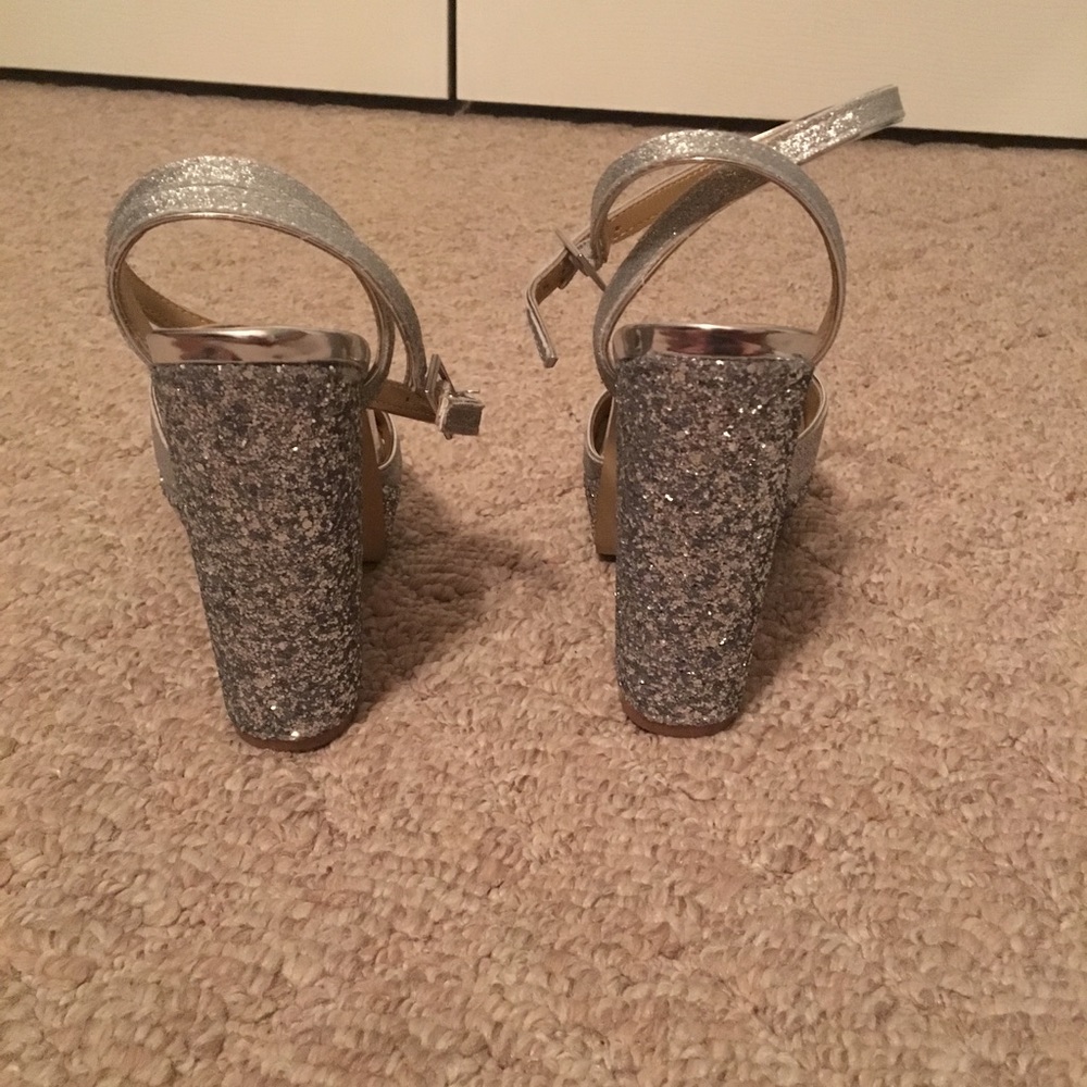 Gorgeous silver sparkle shoes - Picture 3 of 8